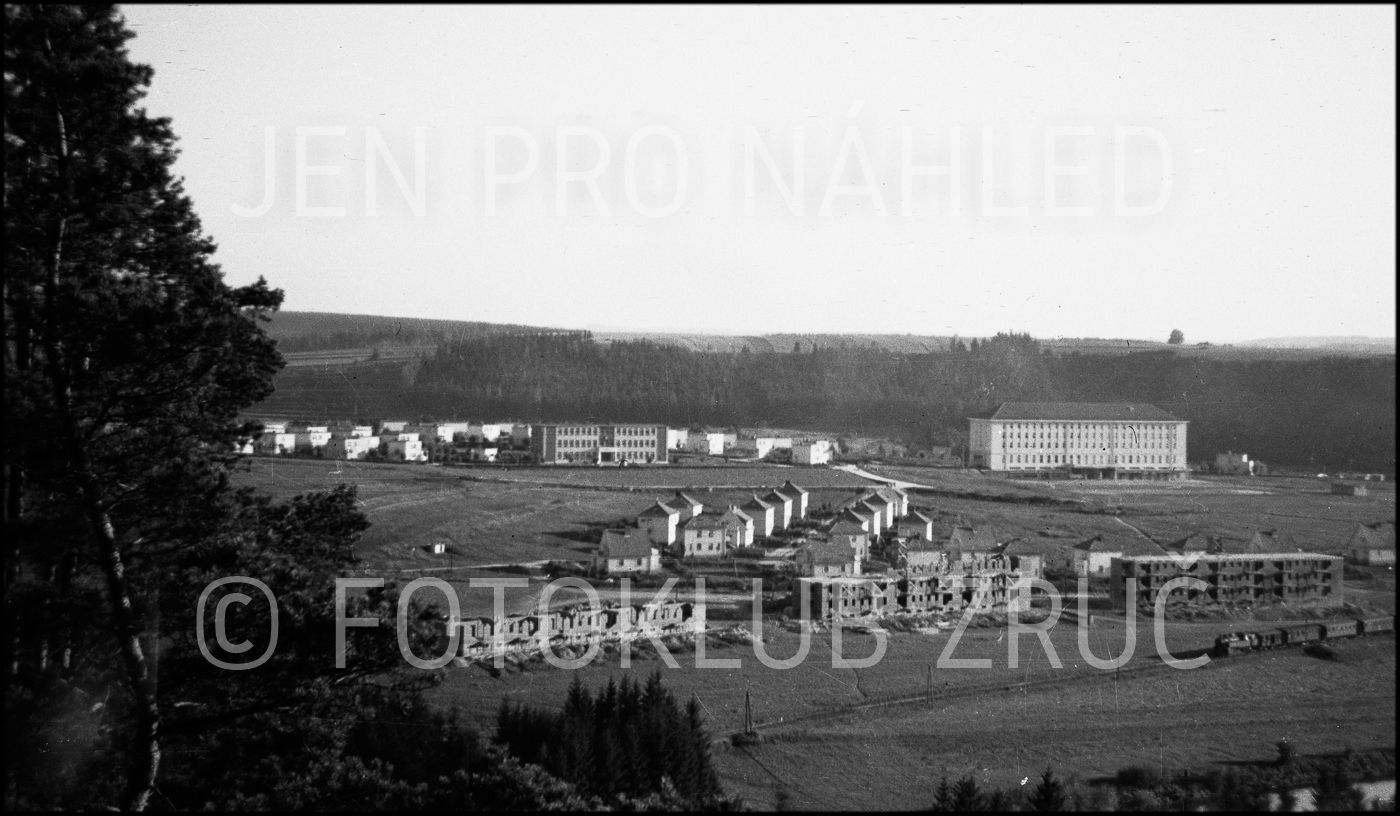 Výstavba bytových domů v roce 1948: v pozadí dvojdomky, škola a společenský dům (Fotoklub Zruč nad Sázavou).