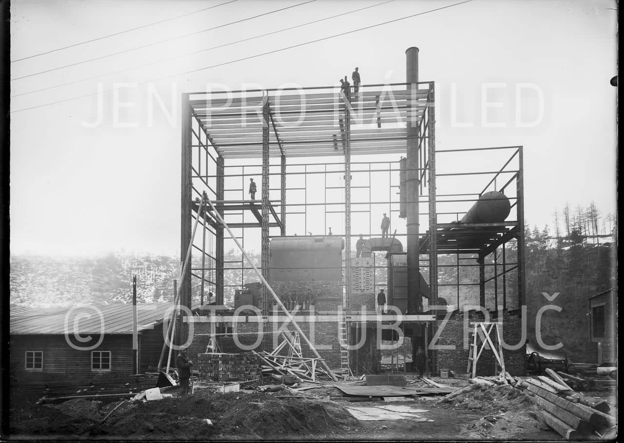 Zazdívání kotle v nové centrále tepla počátkem roku 1941 (Fotoklub Zruč nad Sázavou).