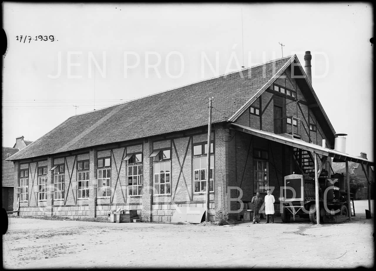 První zaměstnanci závodu Baťa, a. s., Zruč nad Sázavou, před špýcharem na fotografii ze 17. 7. 1939 (Fotoklub Zruč nad Sázavou).